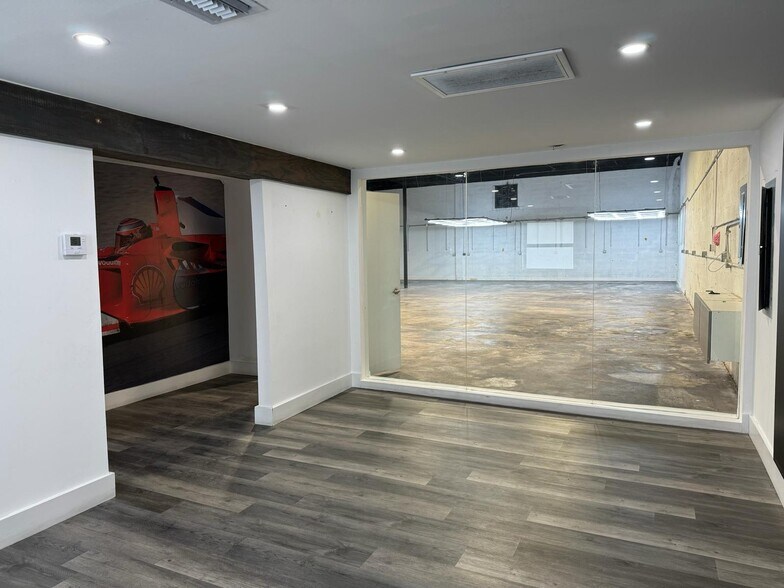 More Photos Of 7880-7882 NW 56th St, Miami Warehouse For Lease