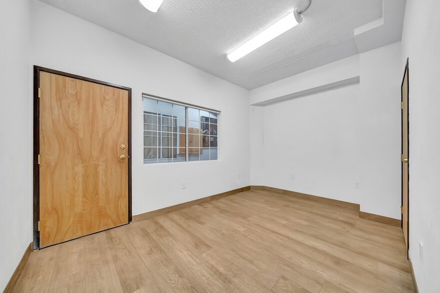 More Photos Of 1926 S Main St, Santa Ana Office For Lease