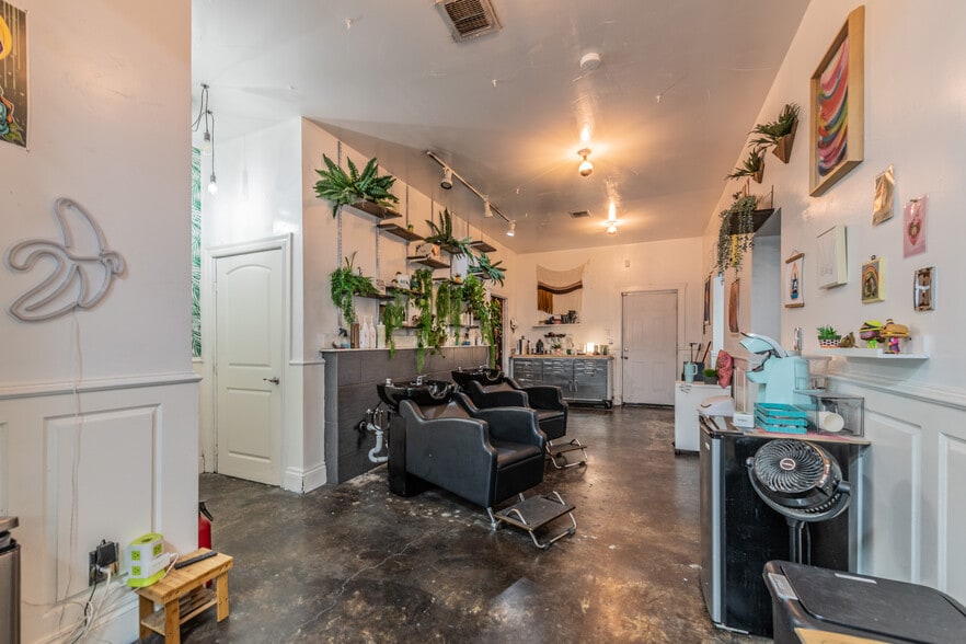 More Photos Of 250 W Olmos Dr, San Antonio Storefront Retail Office For Lease