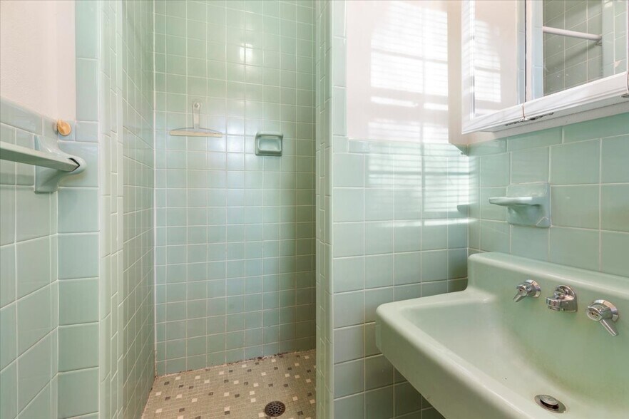 More Photos Of 1356 Coopers Cove Rd, Hardy Specialty For Sale