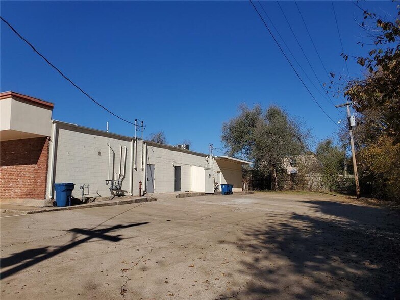 More Photos Of 510-524 N Main St, Newcastle Freestanding For Lease