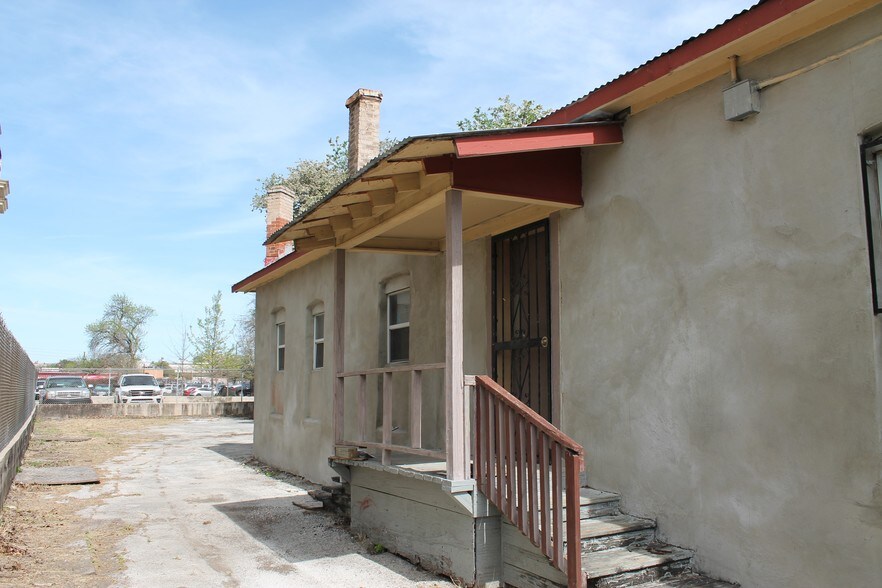 More Photos Of 233 W Travis St, San Antonio Storefront Retail Office For Sale