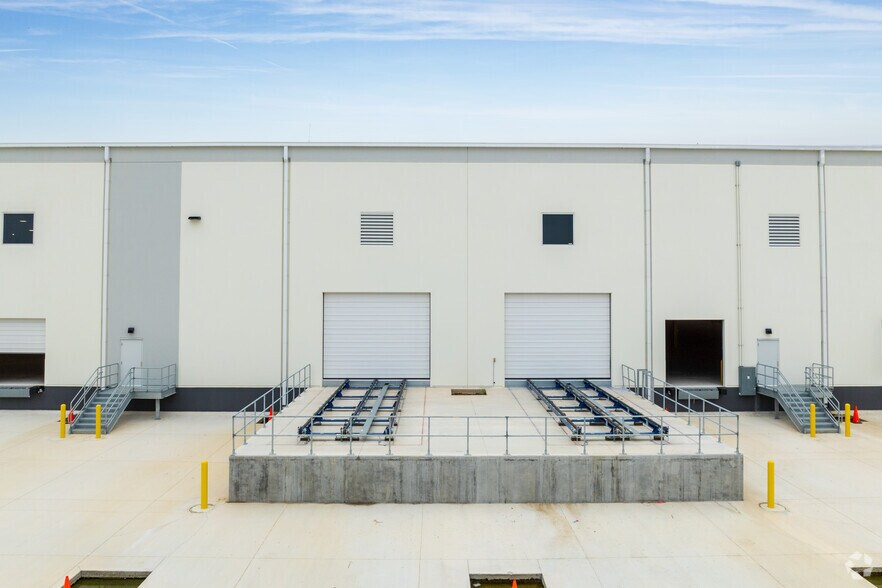 More Photos Of 4813 N Interstate 35, Georgetown Distribution For Sale