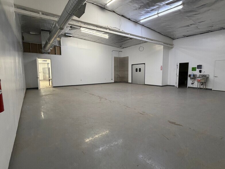 More Photos Of 14837 Oxnard St, Van Nuys Manufacturing For Lease