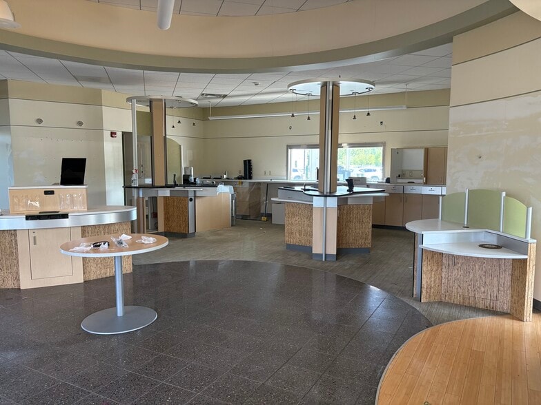 More Photos Of 11 Vista Blvd, Slingerlands Bank For Lease