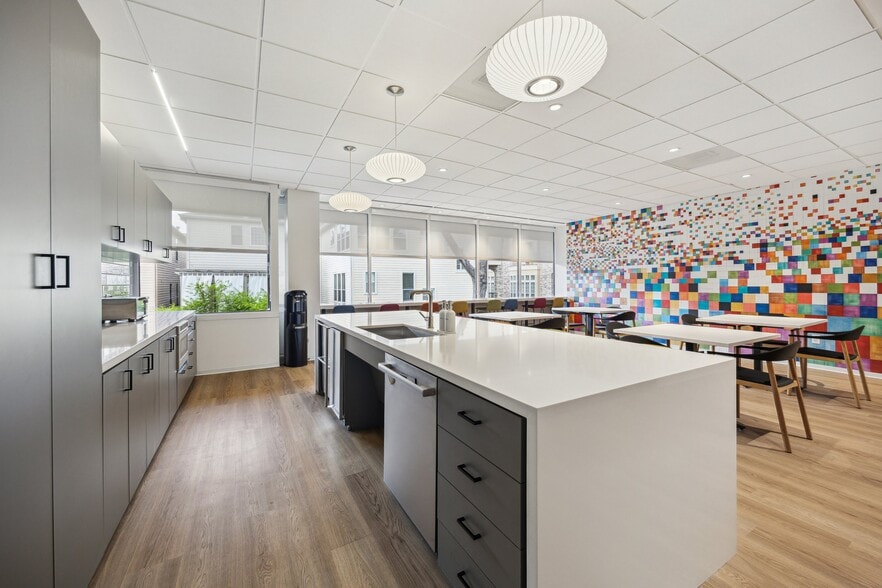 More Photos Of 99 Detering St, Houston Office For Lease