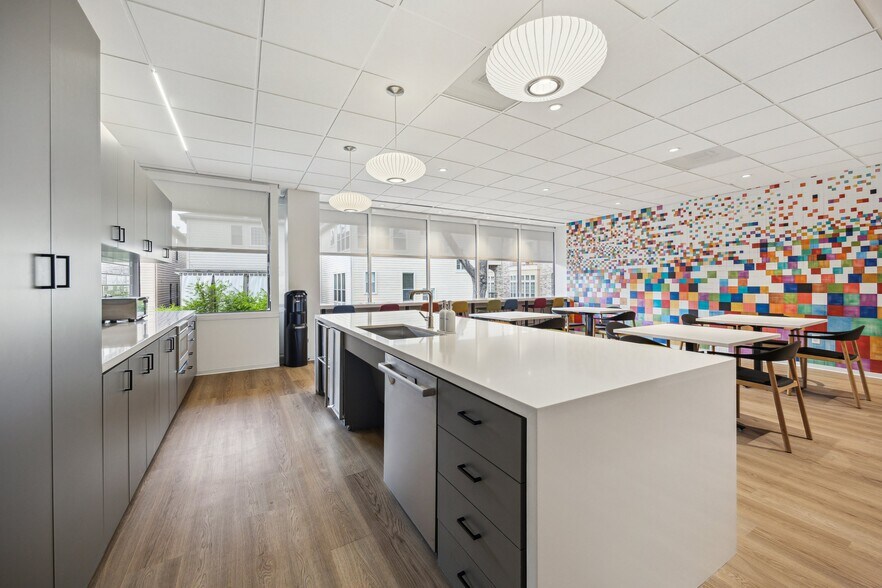More Photos Of 99 Detering St, Houston Office For Lease