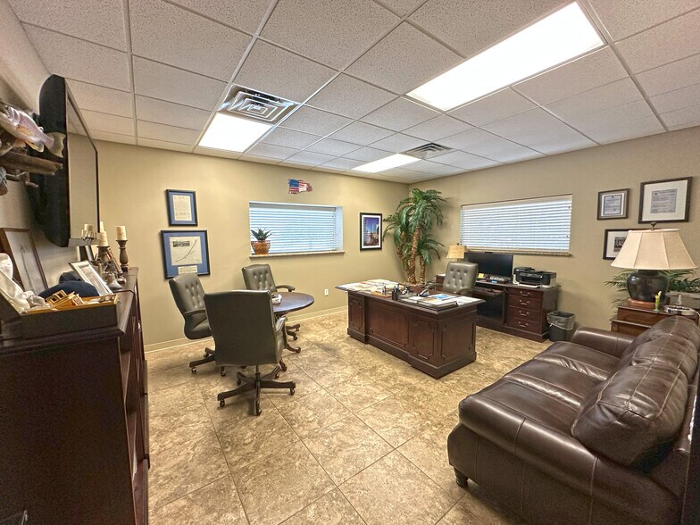 More Photos Of 14427 Interdrive W, Houston Warehouse For Lease