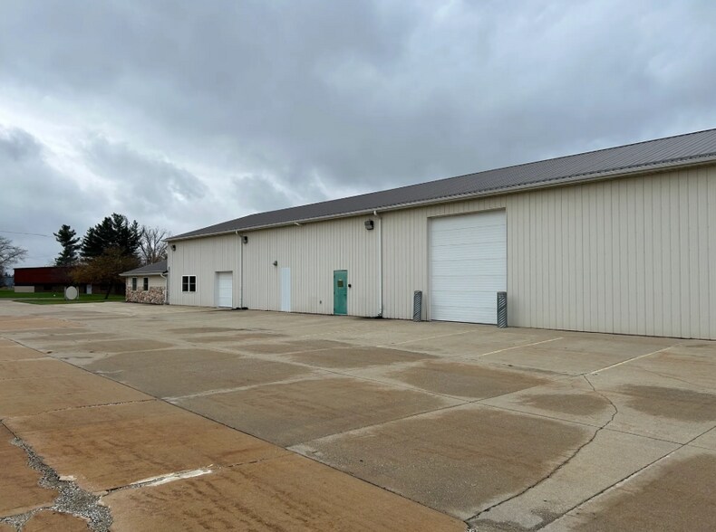 More Photos Of 877 Whitney Dr, Lapeer Warehouse For Lease