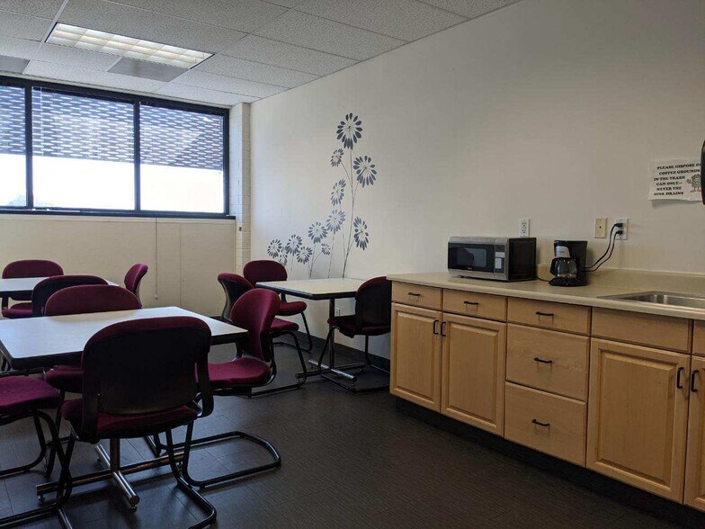 More Photos Of 6060 W Manchester Ave, Los Angeles Office For Lease