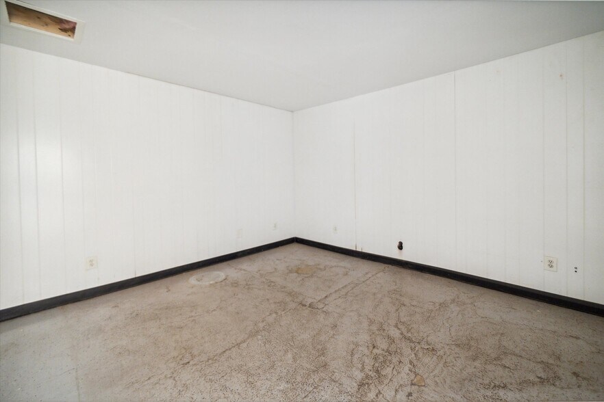 More Photos Of 16811 Stephens, Eastpointe Industrial For Sale