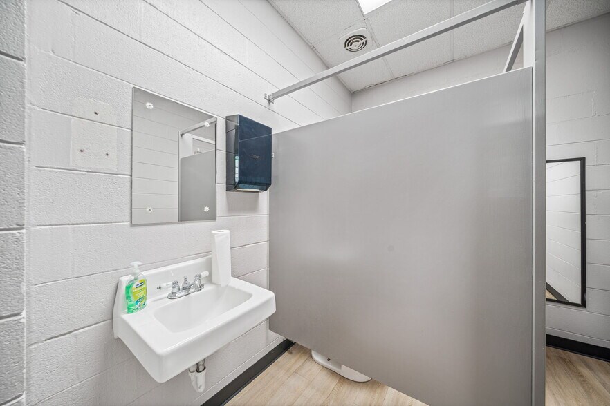 More Photos Of 201 W Poplar St, San Antonio Medical For Sale