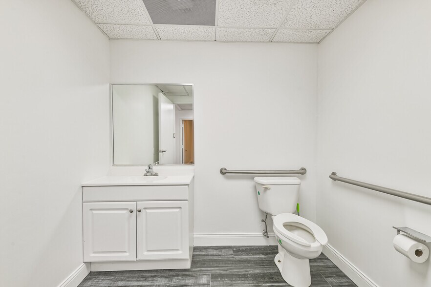 More Photos Of 20550 Townsen Blvd, Humble Office For Sale