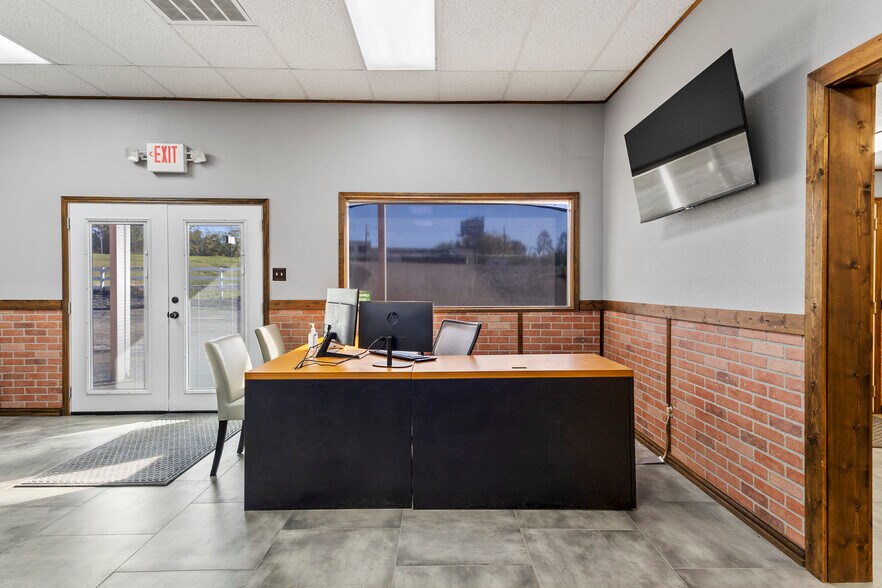 More Photos Of 17490 US Highway 69 S, Tyler Showroom For Sale