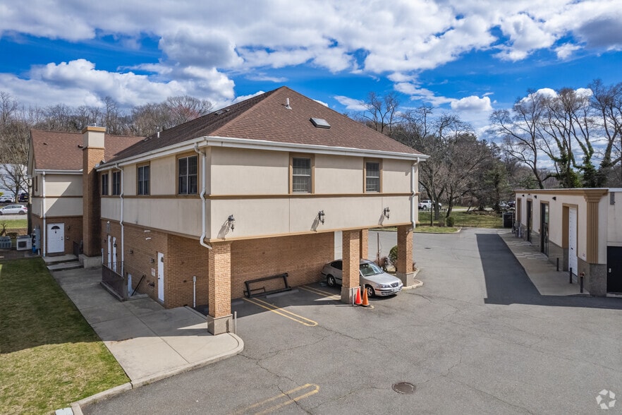 More Photos Of 72-74 Cedar Swamp Rd, Glen Cove Storefront Retail Office For Sale