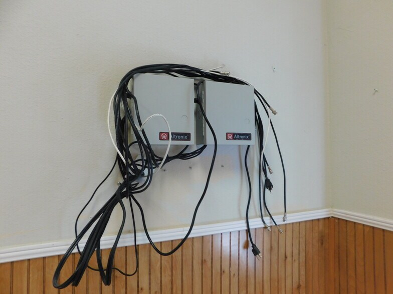 More Photos Of 5070 Industry Dr, Melbourne Manufacturing For Sale