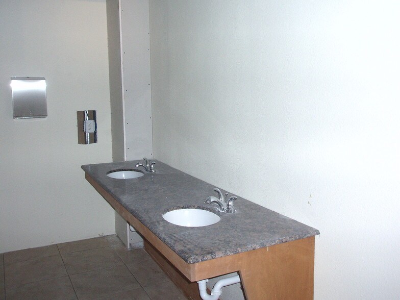 More Photos Of 1940 Enchanted Way, Grapevine Office For Sale