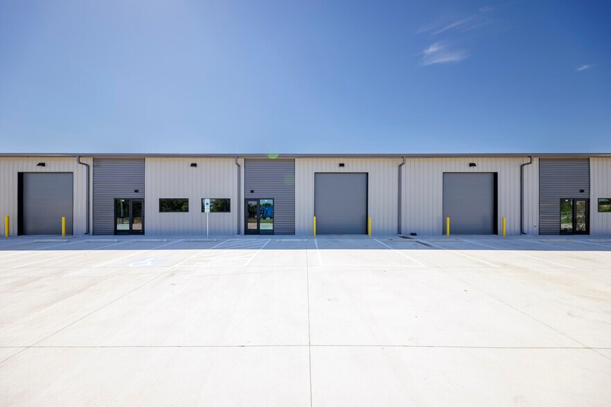 More Photos Of 6451 Silver Saddle Rd, Fort Worth Warehouse For Lease