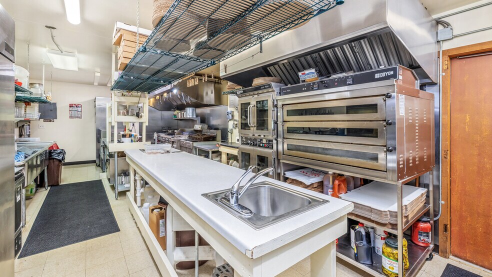 More Photos Of 1100 Vulcan St, Iron Mountain Warehouse For Sale