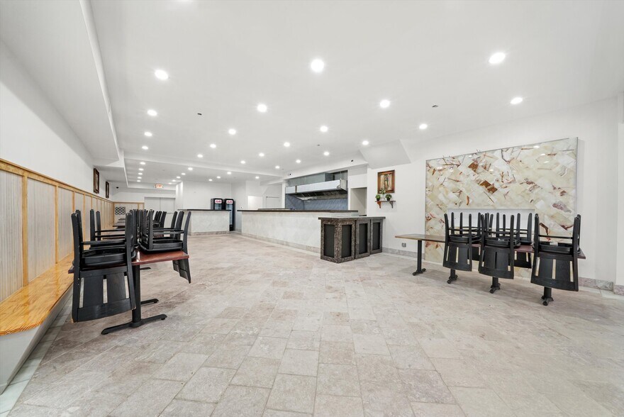 More Photos Of 2022-2026 W 95th St, Chicago Office Residential For Lease