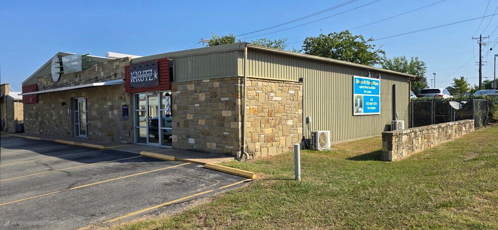 More Photos Of 206 Kings Plz, Granbury Freestanding For Sale
