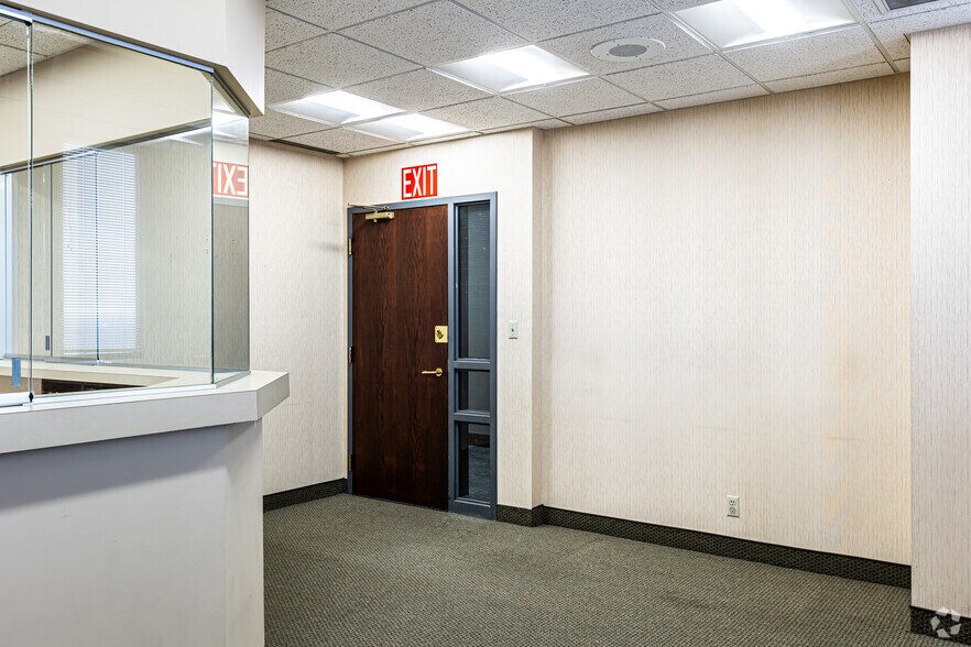 More Photos Of 4240 Blue Ridge Blvd, Kansas City Office For Lease