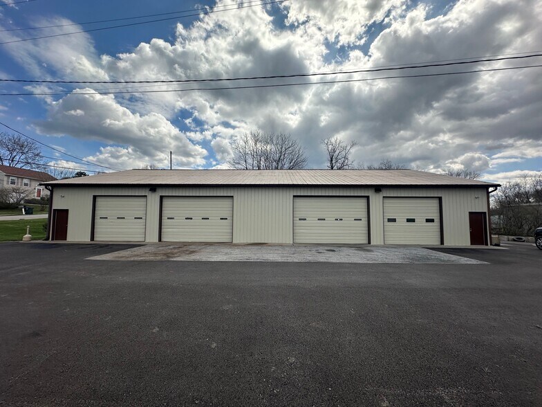 More Photos Of 700 Main St, Elsmere Warehouse For Lease
