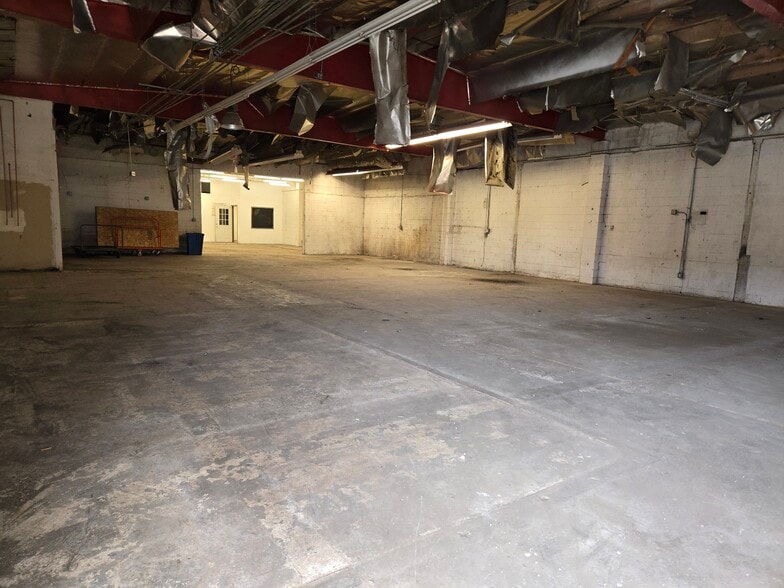 More Photos Of 7704 Clybourn Ave, Sun Valley Manufacturing For Sale
