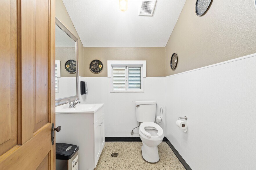 More Photos Of 110 W Bailey St, Ponder Restaurant For Sale