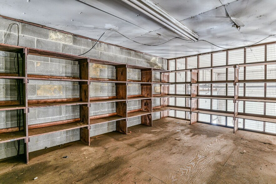 More Photos Of 314 Monmouth Rd, Millstone Warehouse For Lease