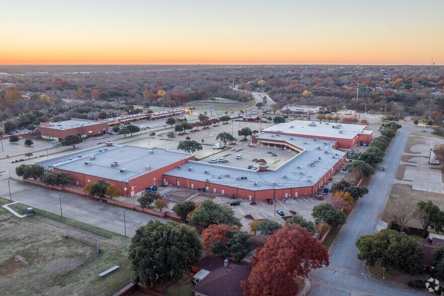 More Photos Of 901 N Polk St, DeSoto General Retail For Lease