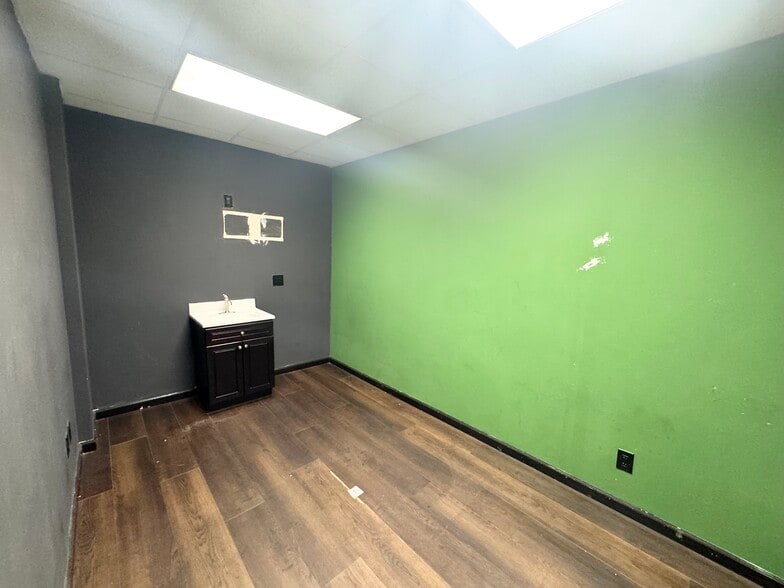 More Photos Of 816 Hempstead Tpke, Franklin Square Office For Sale