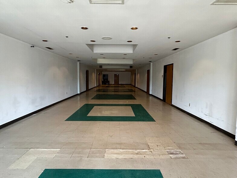 More Photos Of 3215 W Oak St, Palestine Medical For Lease