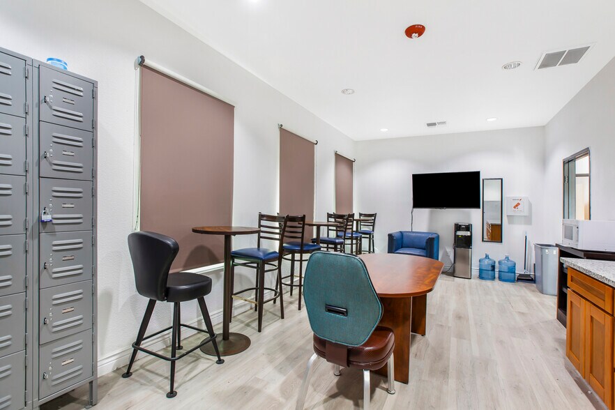 More Photos Of 11275 Folsom Blvd, Rancho Cordova Restaurant For Lease