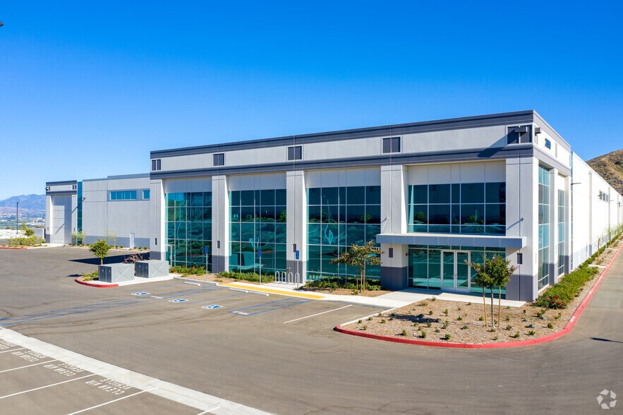 More Photos Of 29040 Avenue Valley View, Valencia Unknown For Lease