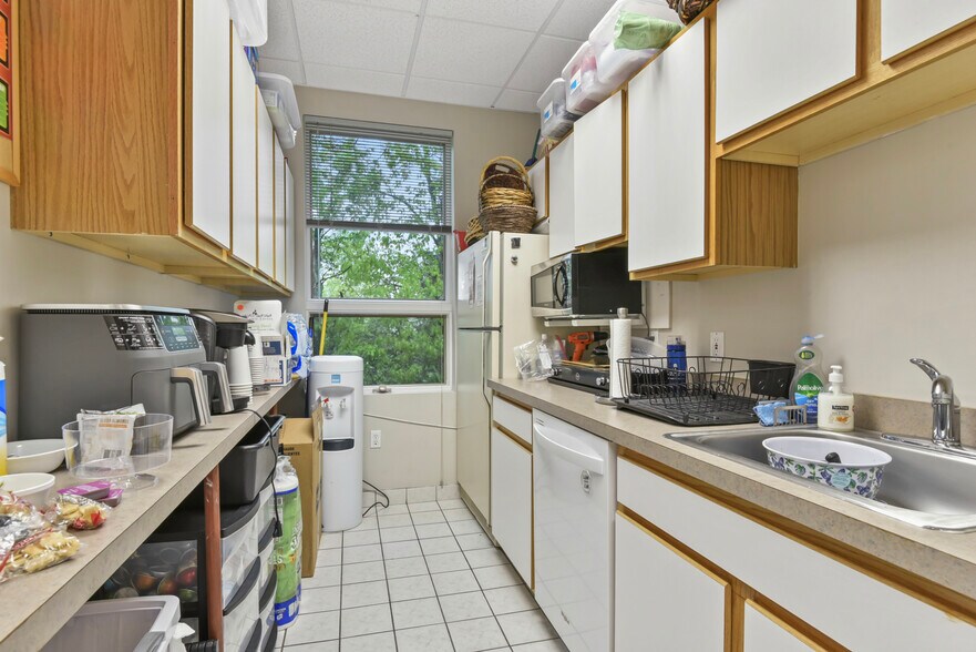 More Photos Of 875 Centerville Rd, Warwick Office For Sale