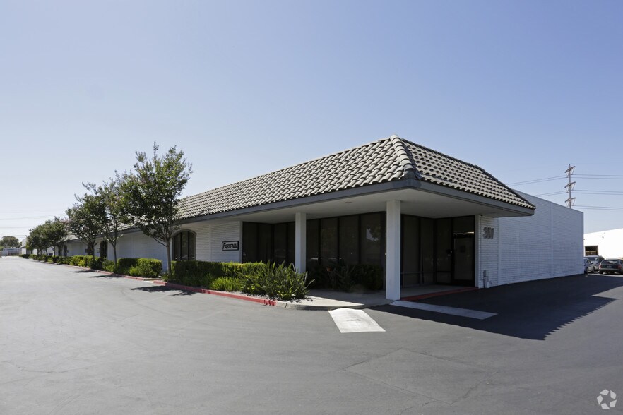 More Photos Of 301 W Dyer Rd, Santa Ana Manufacturing For Sale