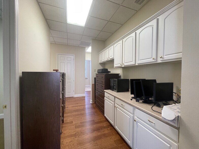 More Photos Of 220 W Main St, Tavares Office For Lease
