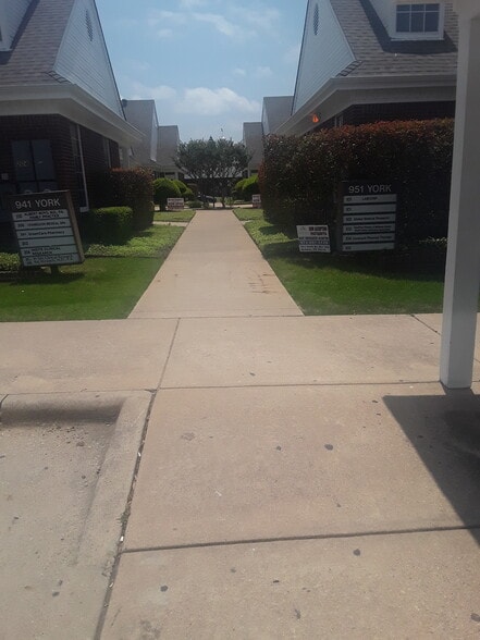 More Photos Of 951 York Dr, DeSoto Medical For Lease