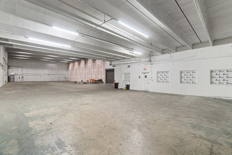 More Photos Of 2741 W 76th St, Hialeah Warehouse For Lease