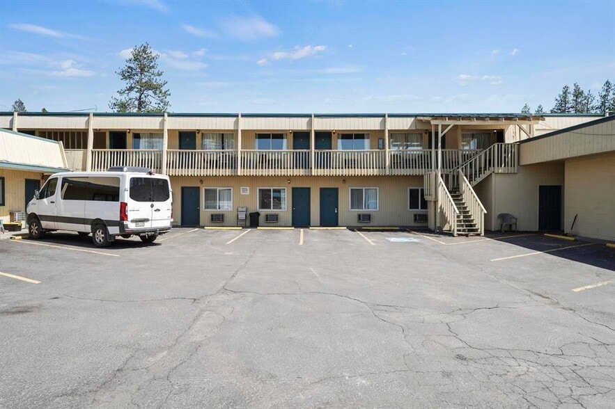 More Photos Of 924 W Highway 2, Newport Hotel For Sale