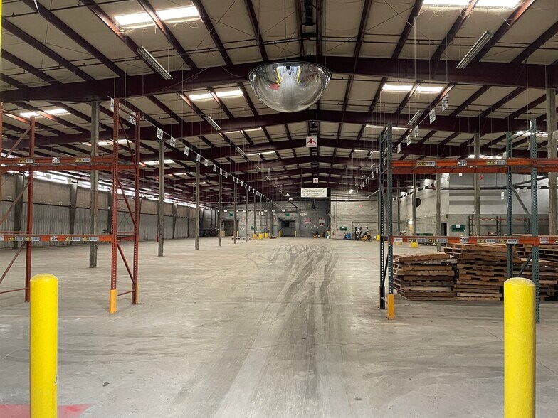 More Photos Of 12005 40,000 - 163,800 sf Available - Warren MI, Warren Distribution For Lease