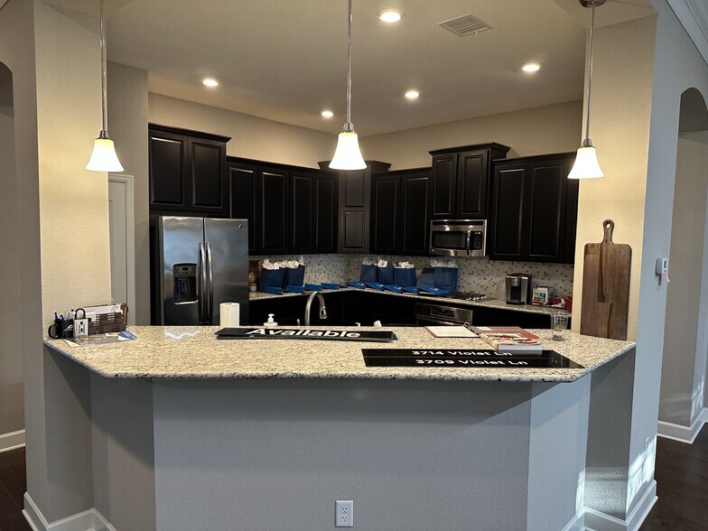 More Photos Of 5155 W Davis St, Conroe Office For Lease