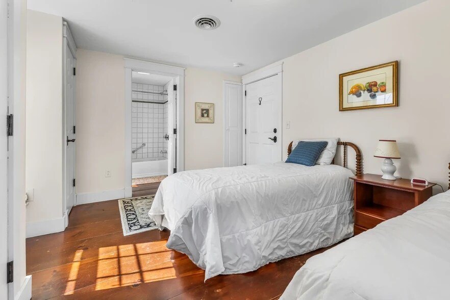 More Photos Of 31 Huntington Pl, Rochester Apartments For Sale