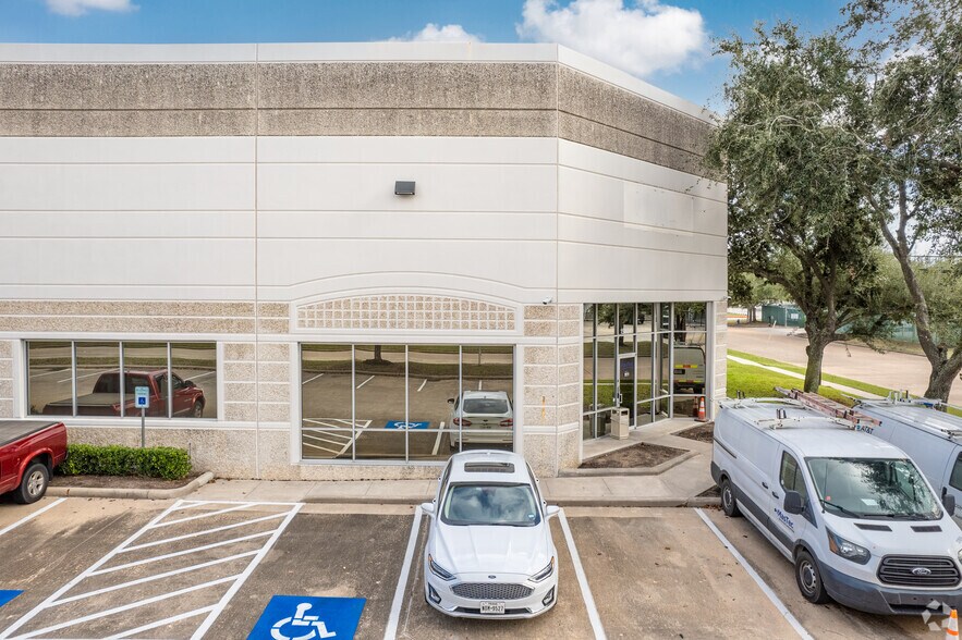 Primary Photo Of 15904-15920 International Plaza Dr, Houston Warehouse For Lease