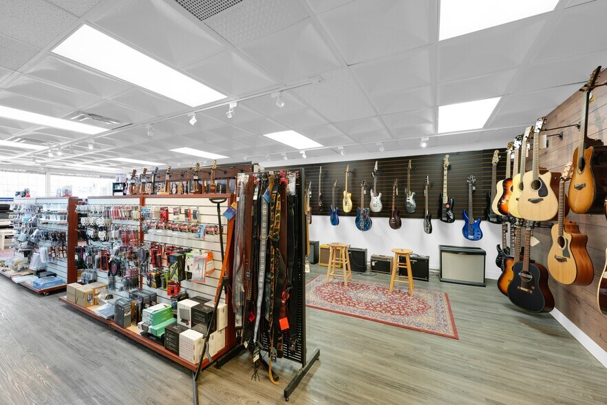 More Photos Of 1333-1335 Johnston Rd, White Rock Storefront For Sale