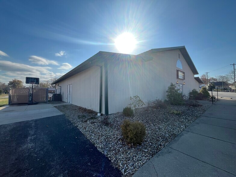 More Photos Of 412 S Madison Ave, North Vernon Flex For Sale