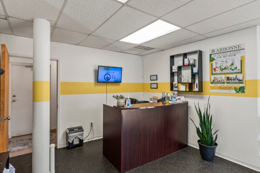 More Photos Of 604 S King St, Leesburg Office For Sale