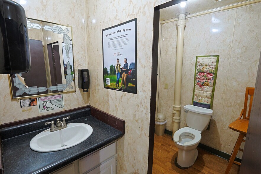 More Photos Of 702 Newmark St, Coos Bay Bar For Sale