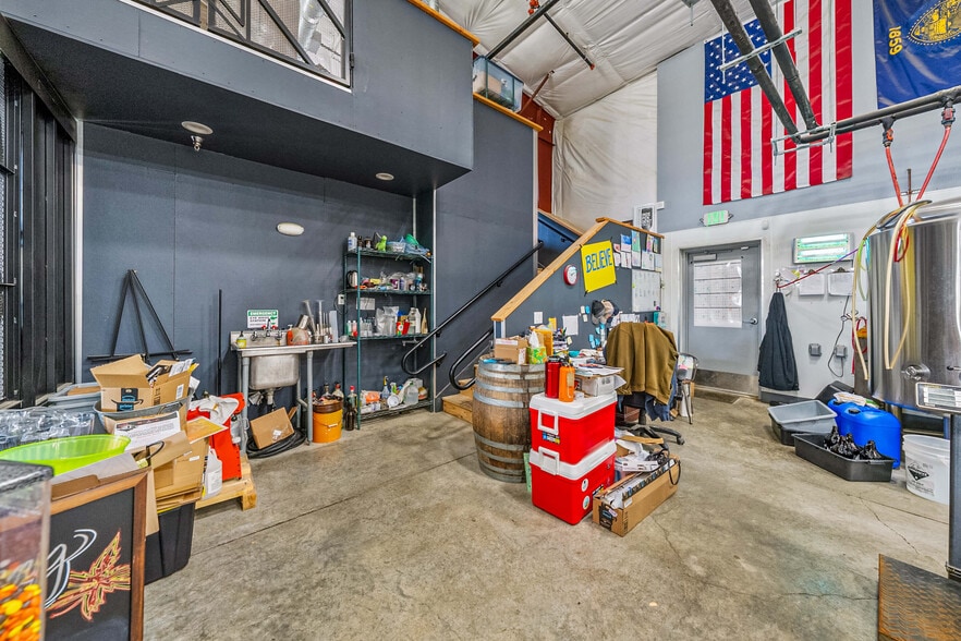 More Photos Of 1863 NW Washington Blvd, Grants Pass General Retail For Sale